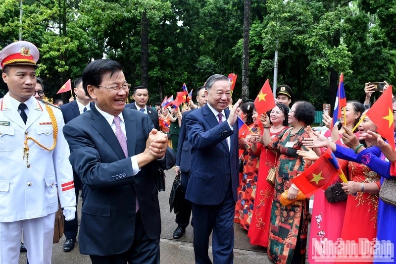 Nhân dân Thủ đô Hà Nội chào đón Tổng Bí thư, Chủ tịch nước Lào Thongloun Sisoulith. (Ảnh: ĐĂNG KHOA)