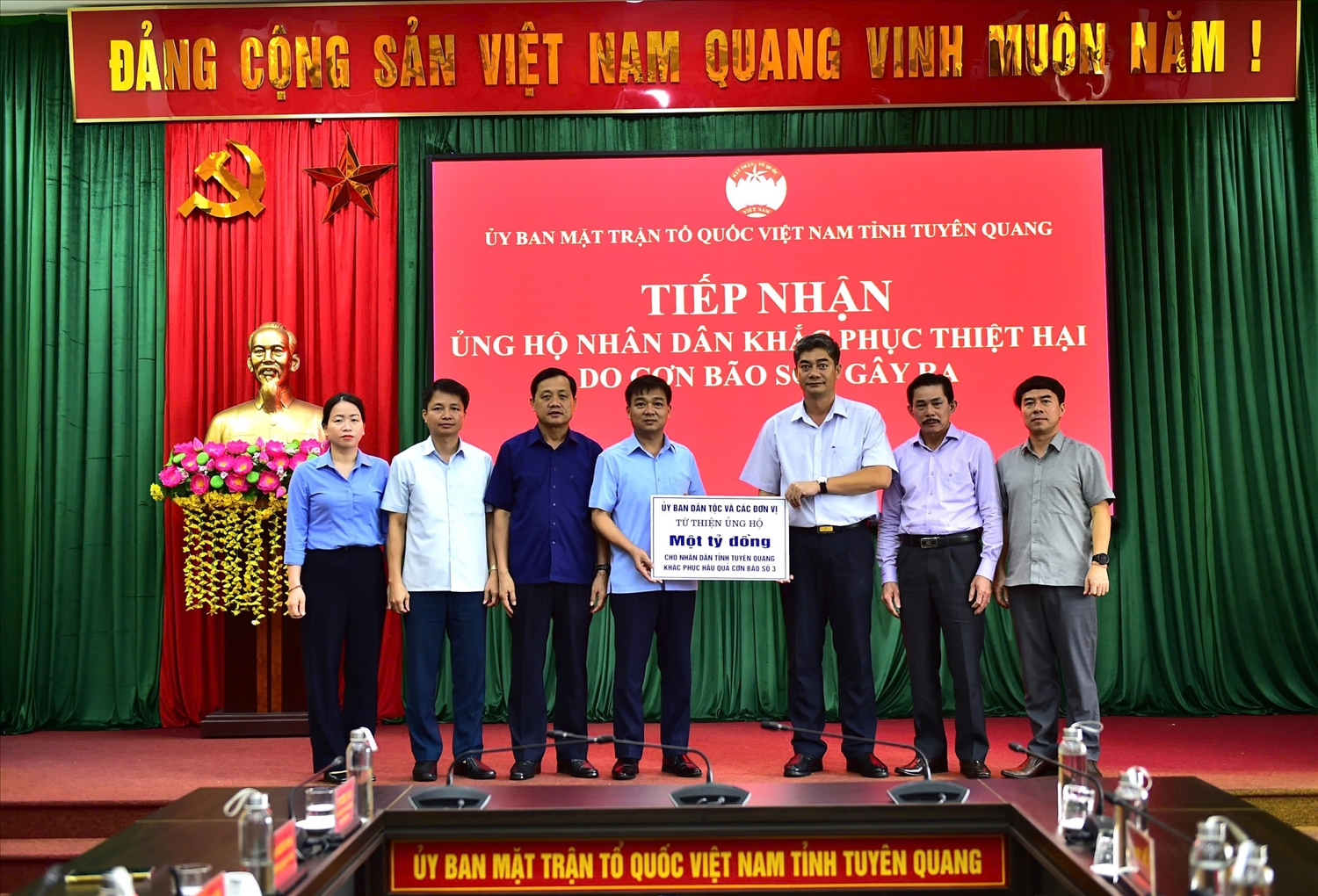 Thứ trưởng, Phó Chủ nhiệm Ủy ban Dân tộc Y Vinh Tơr thăm hỏi, động viên đồng bào vùng lũ Tuyên Quang