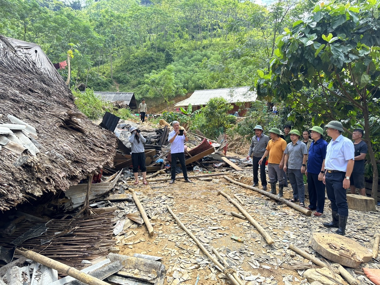 Thứ trưởng, Phó Chủ nhiệm Ủy ban Dân tộc Y Vinh Tơr thăm hỏi, động viên đồng bào vùng lũ Tuyên Quang 2