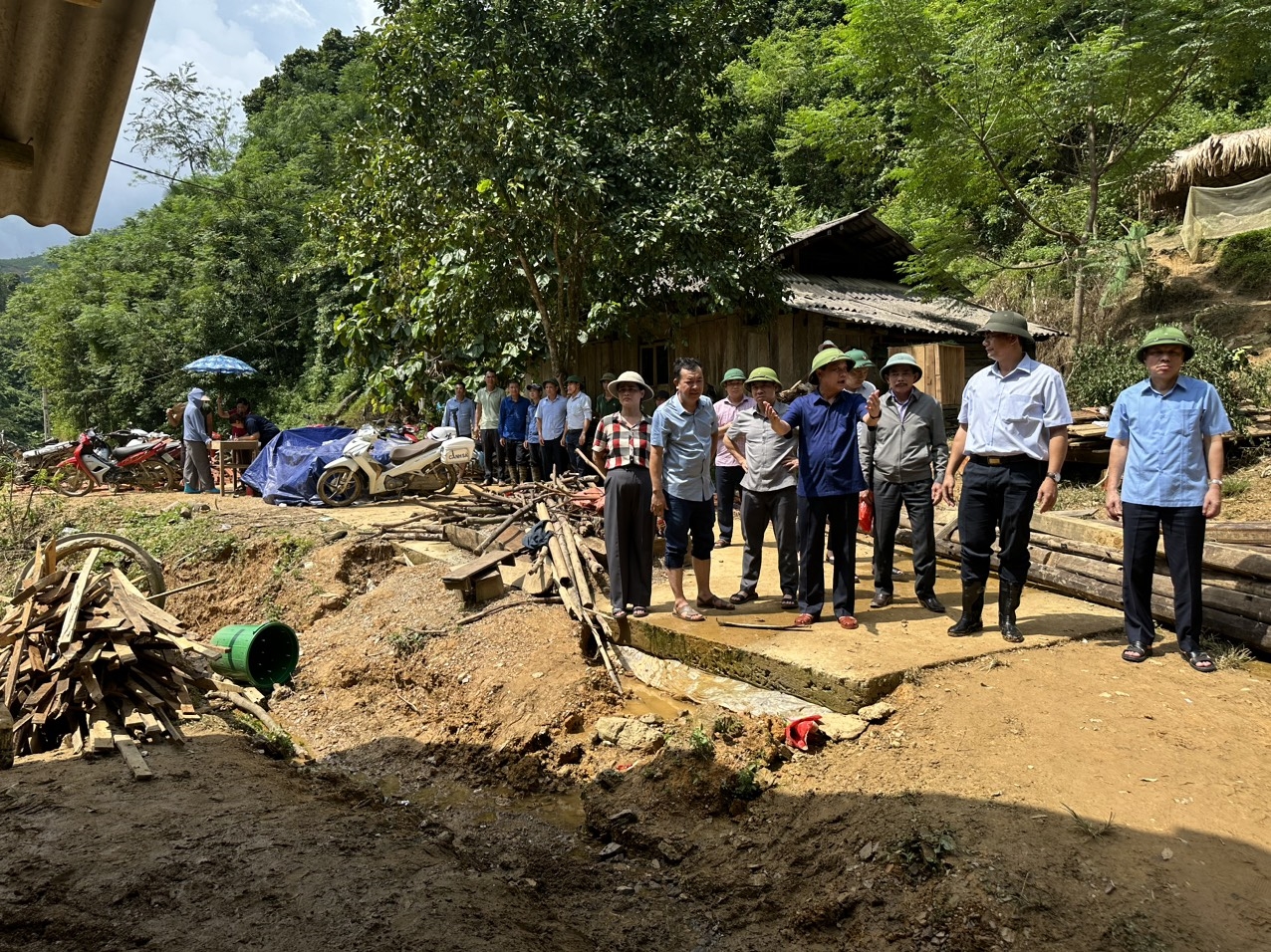 Thứ trưởng, Phó Chủ nhiệm Ủy ban Dân tộc Y Vinh Tơr thăm hỏi, động viên đồng bào vùng lũ Tuyên Quang 6