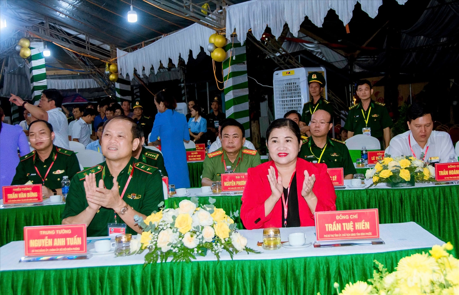 Các đại biểu tham dự chương trình “Biên cương - Đêm hội trăng rằm” tại khu vực biên giới Bú Đốp