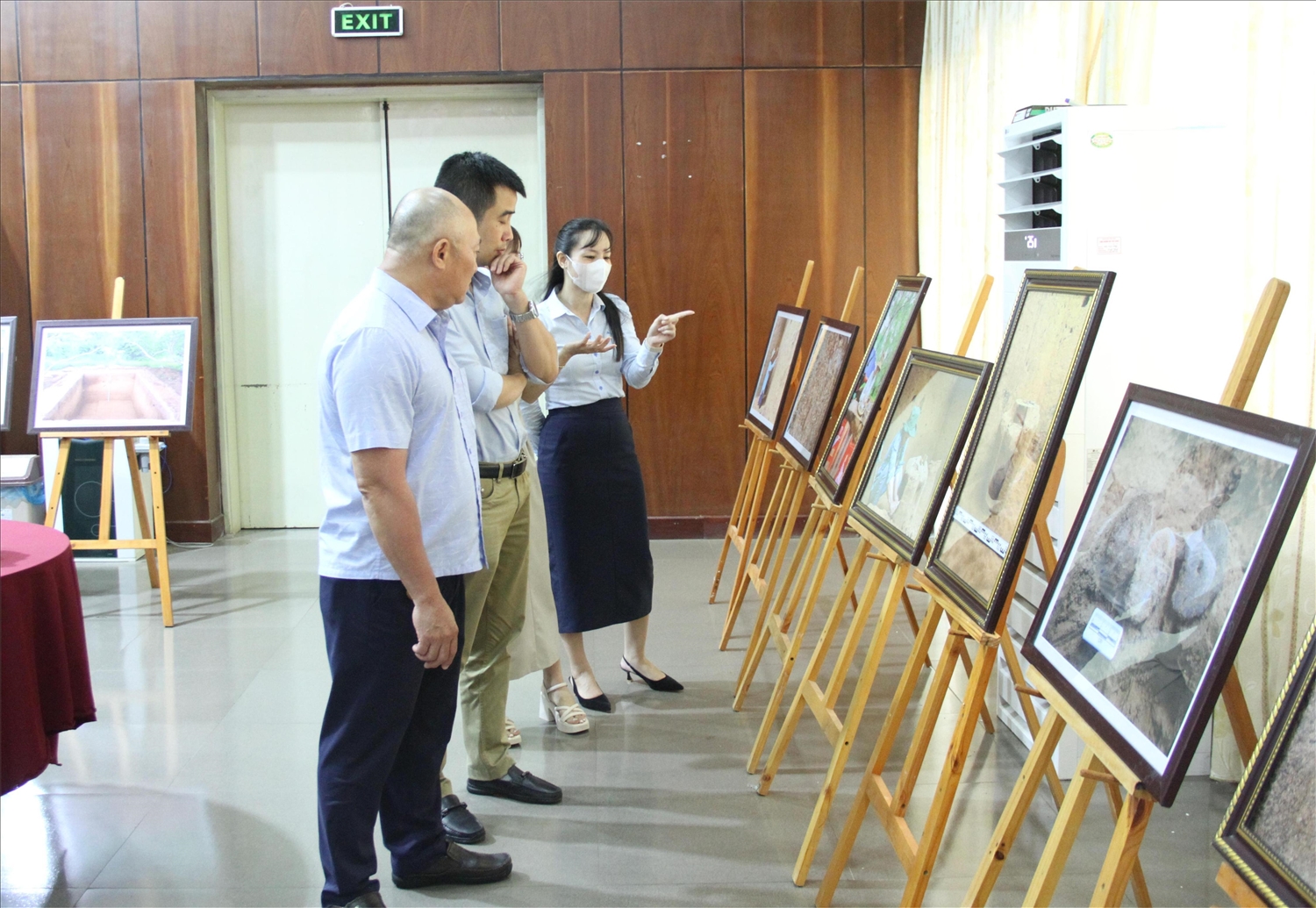 Trưng bày các hình ảnh trong quá trình khai quật