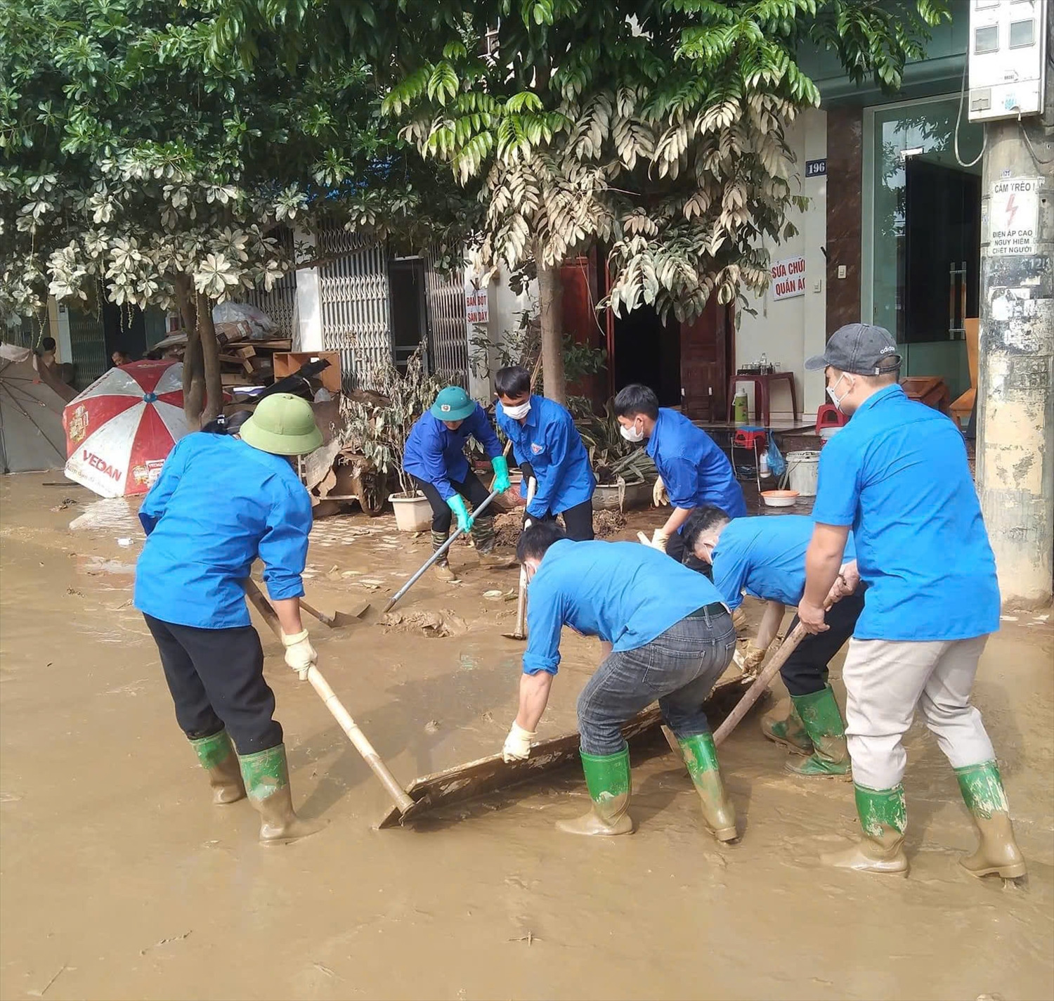 Không ai bảo ai, mọi người đều làm việc với ý thức và trách nhiệm cao nhất