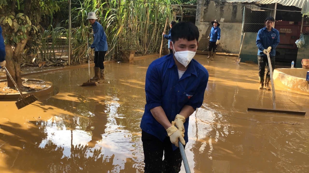 Bạn Vàng A Công, dân tộc Mông thôn Giàng B, xã Suối Giàng, huyện Văn Chấn chia sẻ:Việc chung sức khắc phục hậu quả sau lũ là trách nhiệm của đoàn viên thanh niên