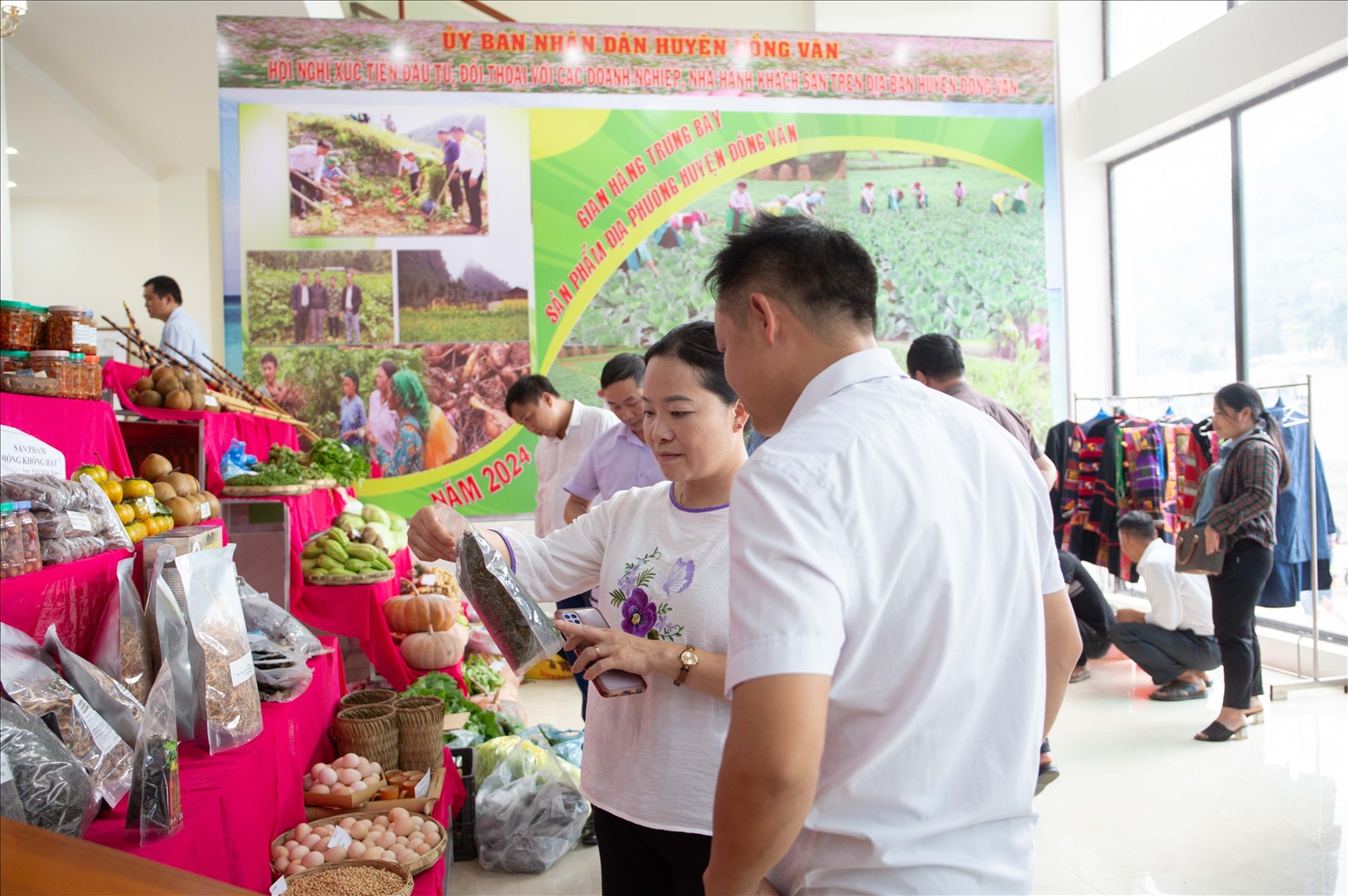 Các sản phẩm nông nghiệp đặc trưng của Đồng Văn thu hút đông đảo sự quan tâm của du khách.