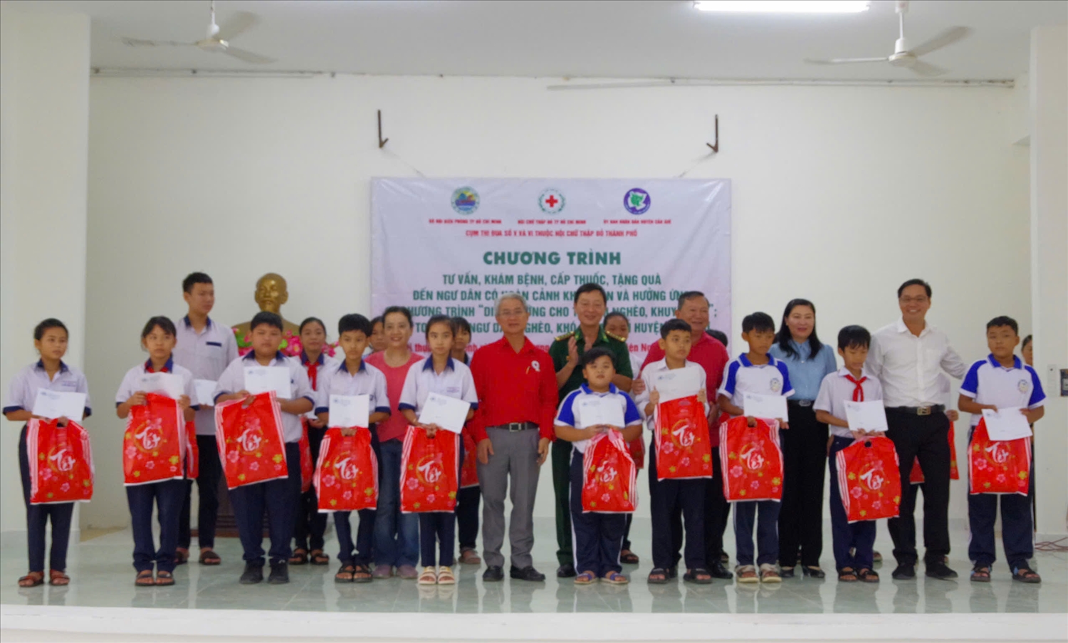 Đoàn trao tặng quà cho các em học sinh có hoàn cảnh khó khăn trên địa bàn xã Lý Nhơn.