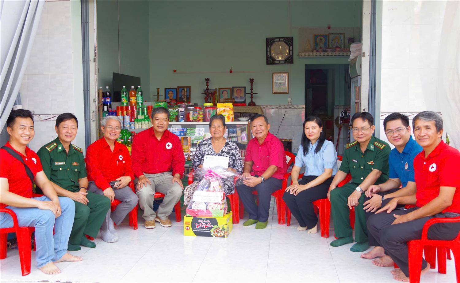 Đoàn thăm hỏi, động viên Bà Nguyễn Thị Lý, Thương binh đặc biệt tại xã Long Hòa