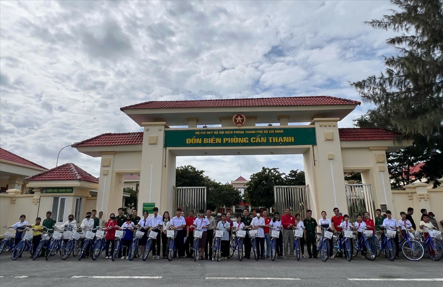 Đoàn trao tặng xe đạp cho các cháu trong Chương trình “Nâng bước em tới trường”.