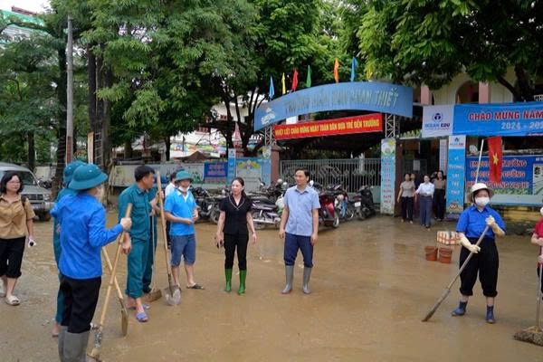 Đồng chí Lê Thị Kim Dung, Phó Bí thư Thường trực Tỉnh ủy, Chủ tịch HĐND tỉnh kiểm tra công tác khắc phục sau lũ và chỉ đạo công tác đảm bảo vệ sinh, an toàn cho học sinh cần được các nhà trường ưu tiên.