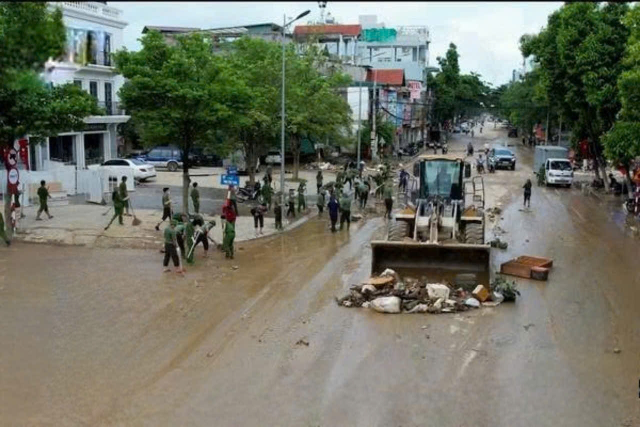 Công ty Cổ phần dịch vụ Môi trường và Quản lý đô thị thành phố Tuyên Quang làm việc nhiều ca trong ngày để tăng cường vệ sinh môi trường