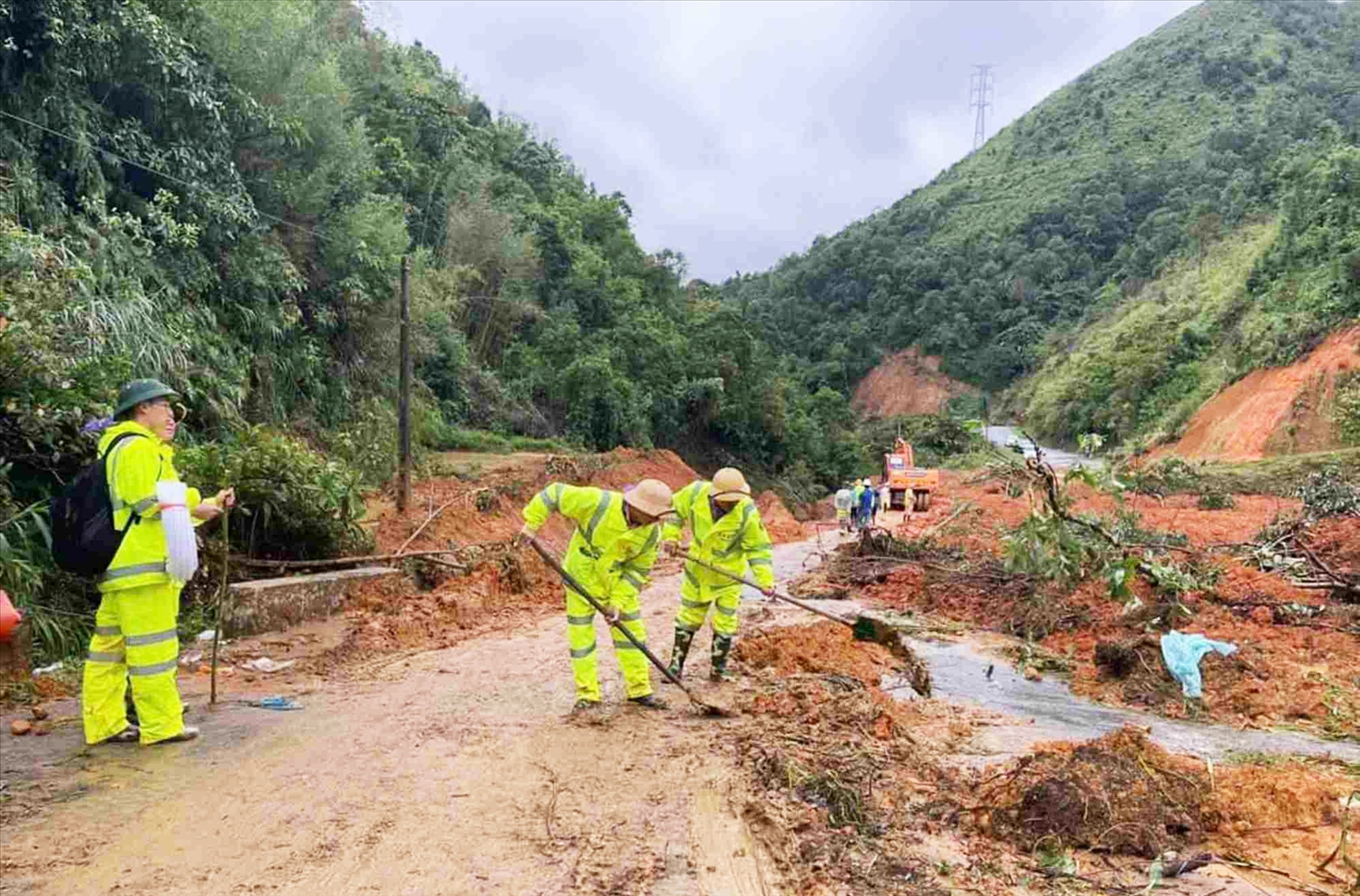 Nhiều tuyến quốc lộ chưa thể thông xe do sạt lở đất