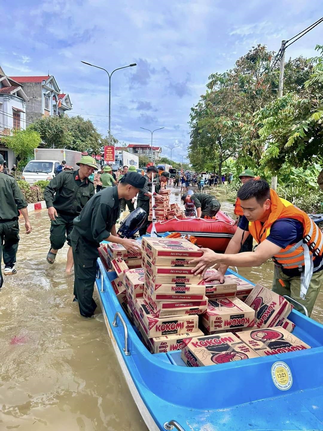 Lực lượng chức năng mang hàng cứu trợ cho đồng bào bị ngập lụt tại huyện Tràng Định, tỉnh Lạng Sơn do ảnh hưởng của cơn bão số 3