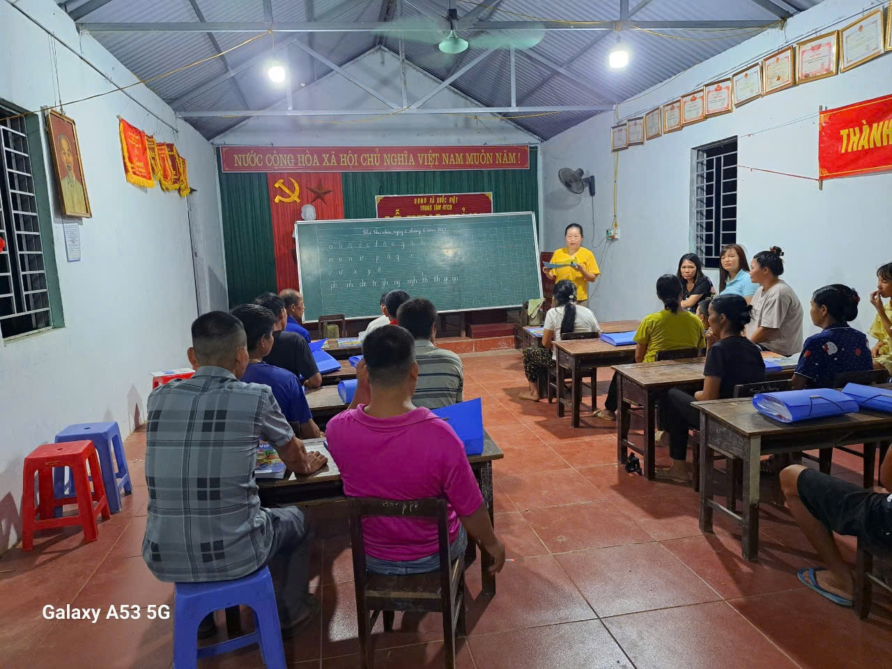 Một buổi học xóa mù chữ ở thôn Khau Khuyu, xã Quốc Việt huyện Tràng Định, tỉnh Lạng Sơn