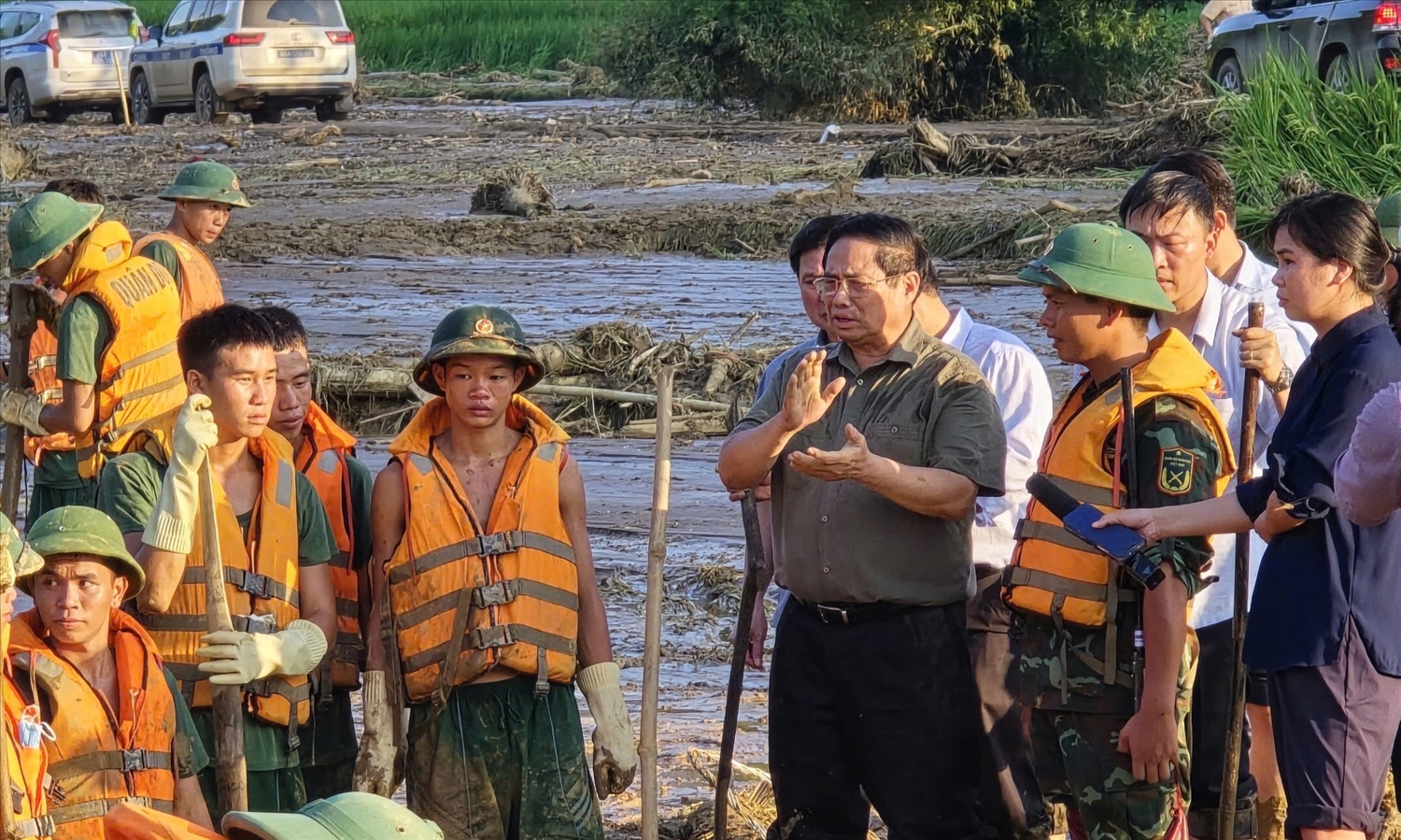 Thủ tướng Phạm Minh Chính kiểm tra công tác khắc phục thiệt hại do mưa lũ gây ra tại thôn Làng Nủ, xã Phúc Khánh, huyện Bảo Yên 