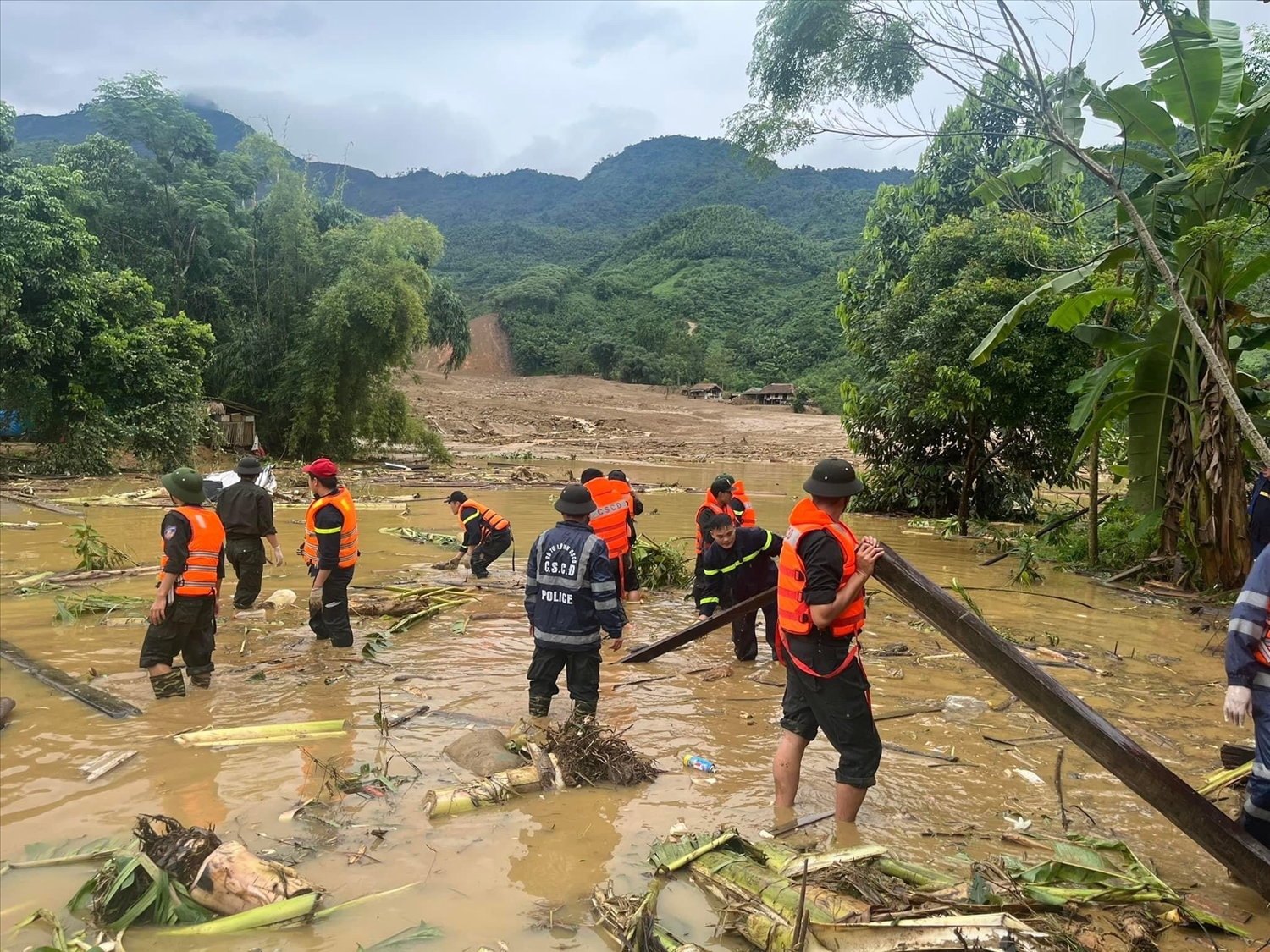 Các lực lượng chức năng vẫn đang khẩn trương tìm kiếm người còn mất tích do mưa lũ gây ra