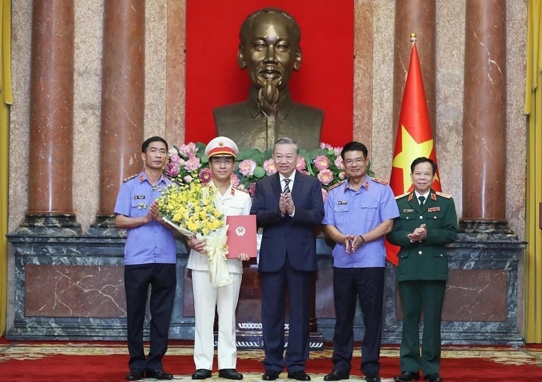 Tổng Bí thư, Chủ tịch nước Tô Lâm và Lãnh đạo Viện Kiểm sát nhân dân tối cao chúc mừng đồng chí Hồ Đức Anh giữ chức Phó Viện trưởng Viện Kiểm sát nhân dân tối cao. Ảnh: TTXVN