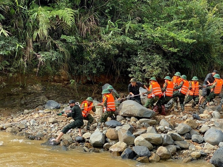 Cán bộ, chiến sĩ Lữ đoàn công binh 575, Quân khu 1, Bộ Quốc phòng tìm kiếm nạn nhân gặp nạn tại khu vực Khuổi Ngọa, xã Ca Thành, huyện Nguyên Bình.