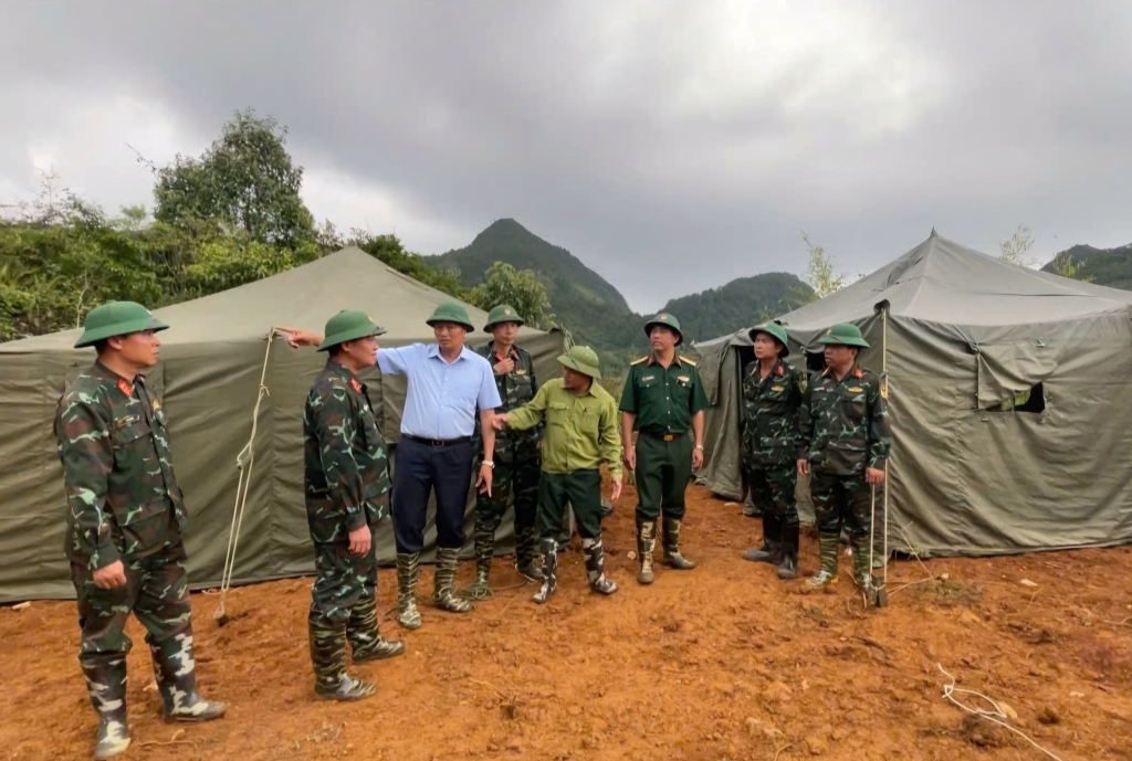 Phó Chủ tịch UBND tỉnh Cao Bằng Hoàng Văn Thạch kiểm tra công tác dựng nhà bạt tạm thời cho các hộ dân di dời khỏi khu vực bị sạt lở tại xóm Lũng Luông, xã Ca Thành, huyện Nguyên Bình (Ánh: Báo Cao Bằng).