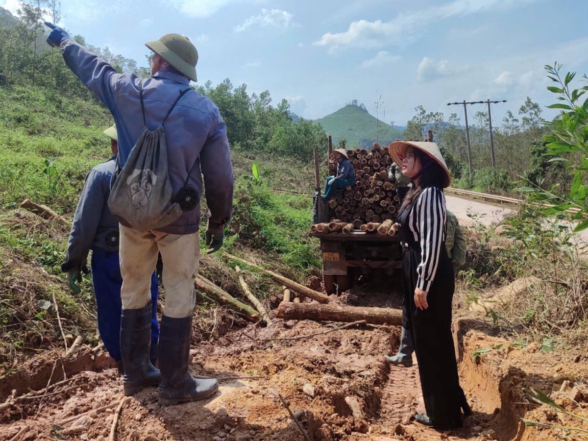 Người dân đang cố gắng lựa trong số keo còn sót lại có thể bán được 