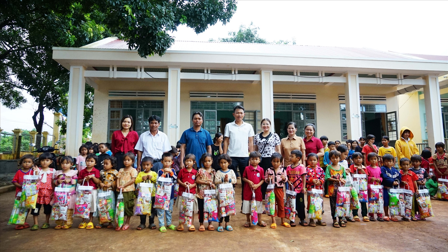 Các đơn vị, doanh nghiệp đã trao tặng hàng ngàn phần quà đến các em thiếu nhi vùng sâu, vùng biên giới Gia Lai