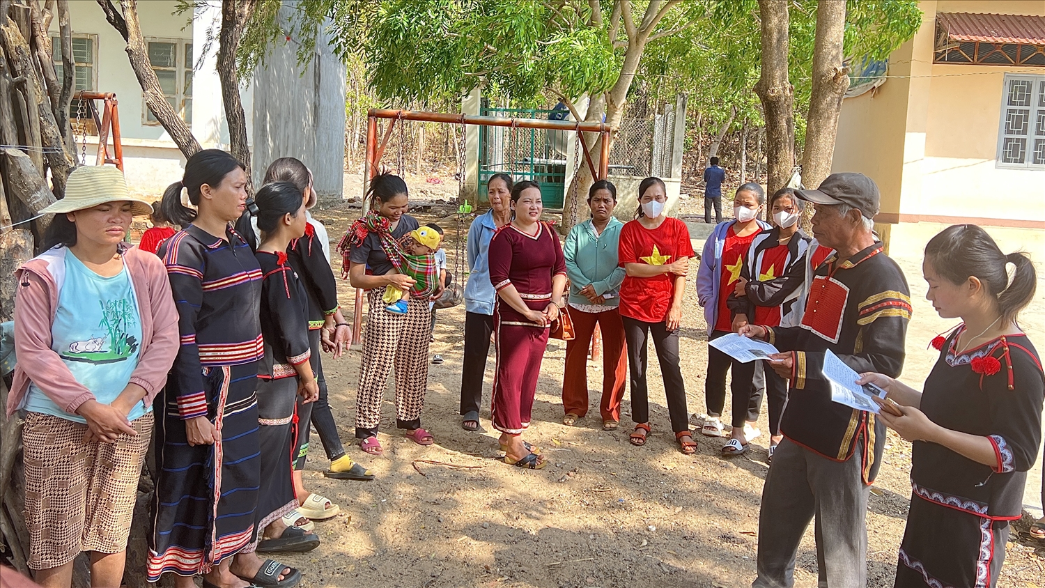 Người có uy tín Nay Yông, làng Plei Hlốp cùng thành viên Tổ truyền thông cộng đồng tuyên truyền, vận động bà con không tảo hôn và xóa bỏ HNCHT