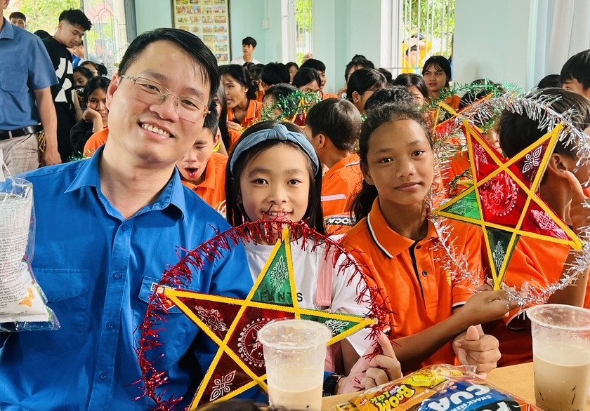 Các mạnh thường quân chung vui Tết Trung thu với các em mồ côi tại Làng trẻ em SOS Pleiku