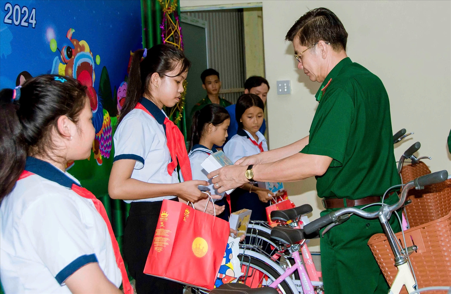 Đại tá Huỳnh Văn Đông, Bí thư Đảng ủy, Chính ủy BĐBP tỉnh Kiên Giang tặng quà và xe đạp cho các em thiếu nhi