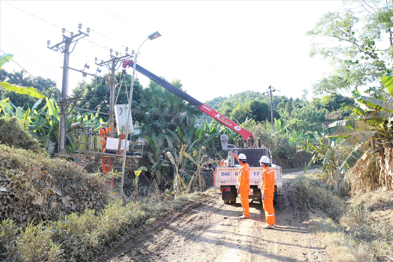 Điện lực Lào Cai đã và đang huy động tối đa nhân lực, phương tiện khắc phục thiệt hại do mưa lũ gây ra