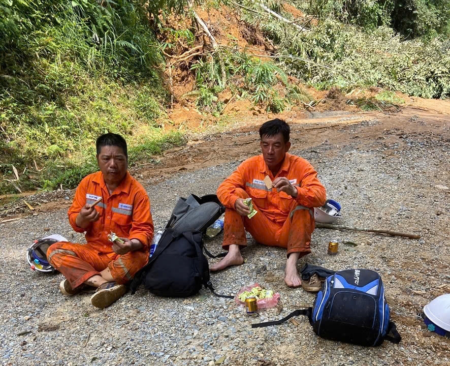 Bưa trưa ăn vội bằng lương khô của công nhân ngành điện 