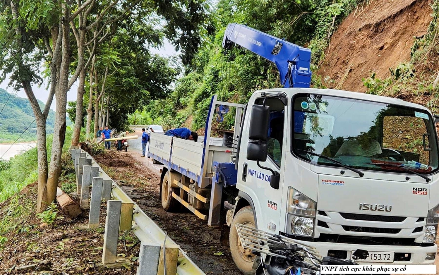 Các doanh nghiệp viễn thông tập trung nhân lực, phương tiện khắc phục sự cố do mưa lũ gây ra