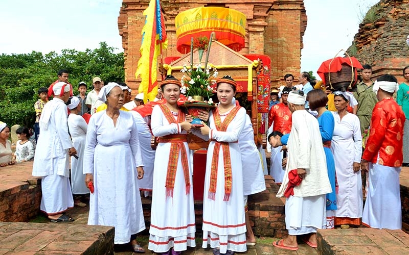 Thiếu nữ Chăm dâng lễ lên Tháp (Ảnh tư liệu) 