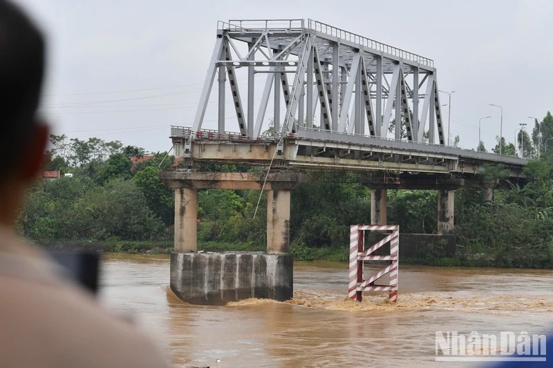 Cầu Phong Châu sau khi bị sập. Ảnh: THÀNH ĐẠT