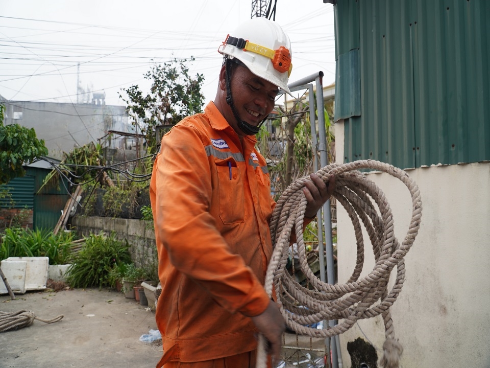 Những ngày này, dù tạm xa gia đình nhưng những thợ điện đều cảm thấy tự hào với công việc mình đang làm với vùng đất vừa trải qua nhiều thiệt hại từ cơn bão này 