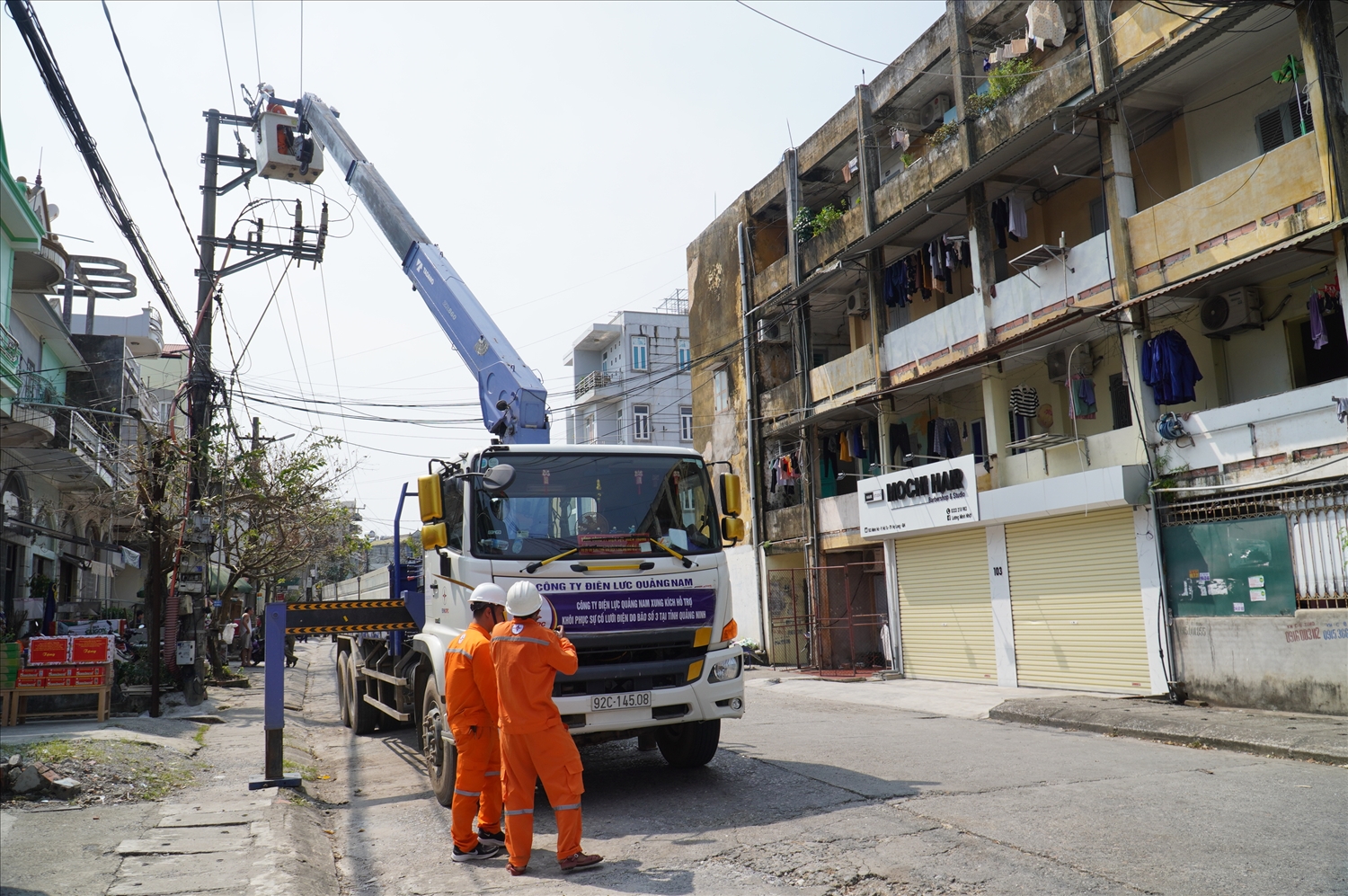 Lực lượng thợ điện đang tích cực khắc phục điện tại các địa phương