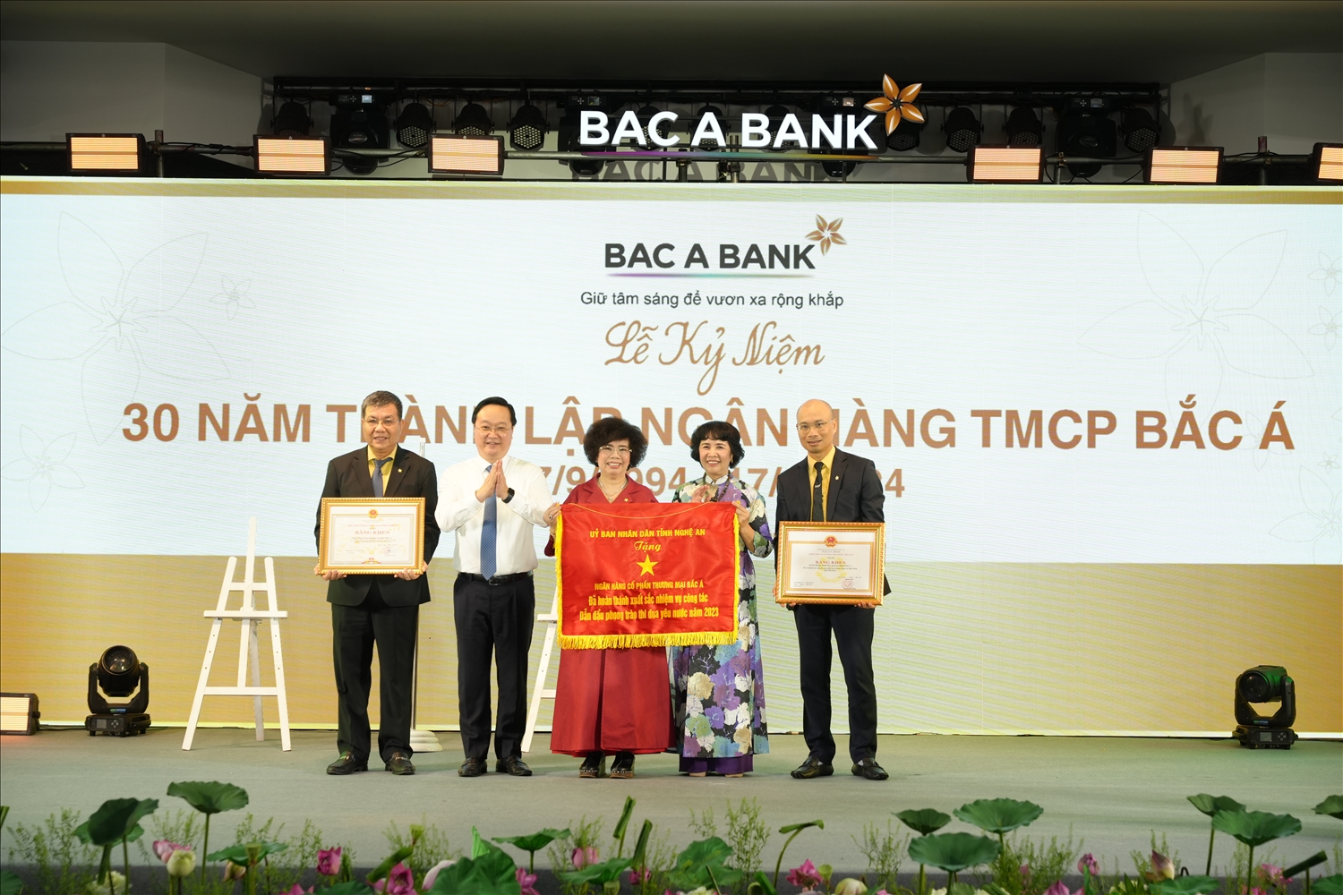 Đại diện Ban Lãnh đạo BAC A BANK nhận Cờ thi đua và Bằng khen của UBND tỉnh Nghệ An trong Lễ kỷ niệm 30 năm thành lập