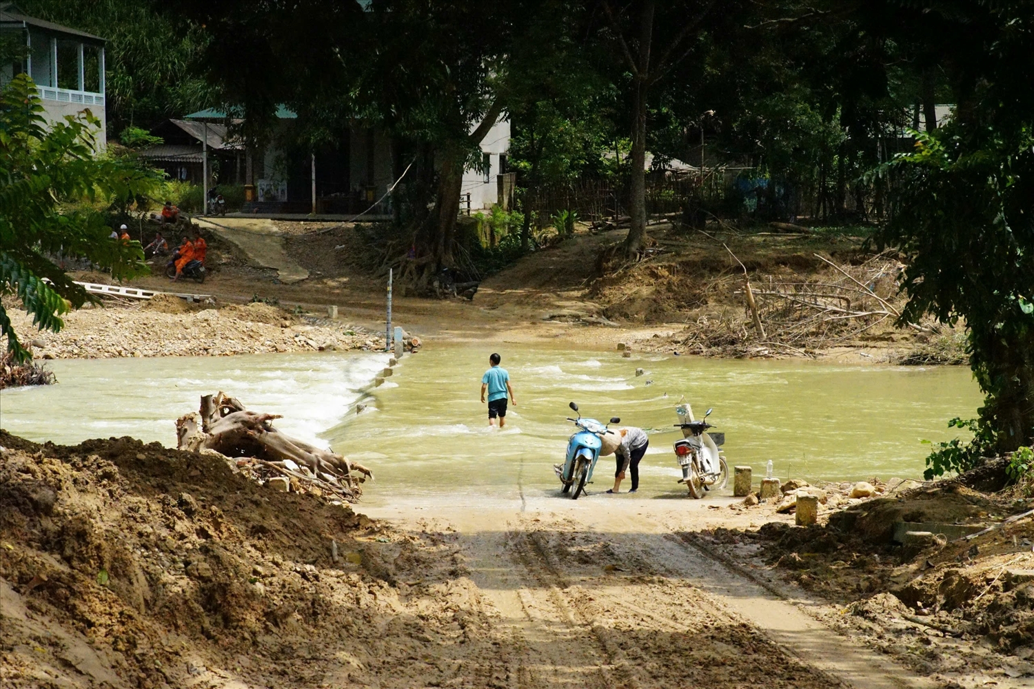 Hiện đường đi một số thôn trên địa bàn xã Tri Phú vẫn bị ảnh hưởng bởi nước lũ chưa rút hẳn