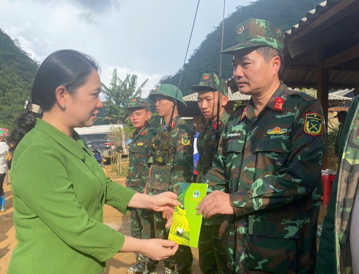 Thứ trưởng, Phó Chủ nhiệm Ủy ban Dân tộc Nông Thị Hà thăm, động viên các lực lượng tham gia tìm kiếm, cứu nạn tại điểm sạt lở xóm Lũng Lỳ, xã Ca Thành, huyện Nguyên Bình.