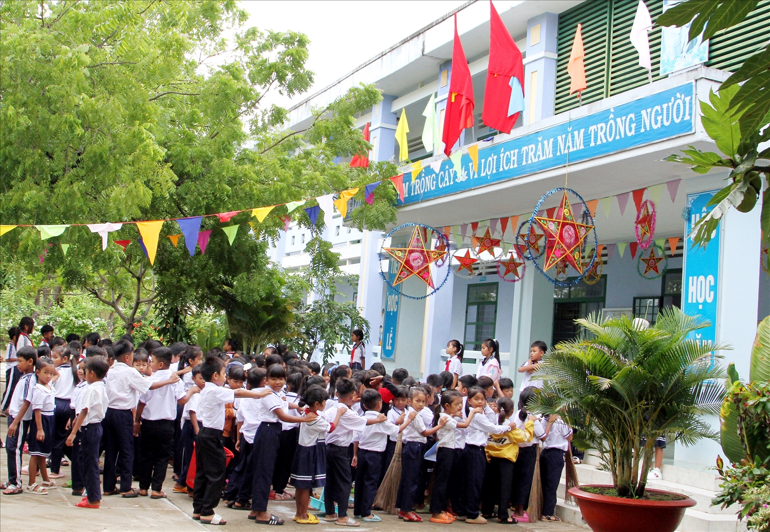 Học sinh Trường Tiểu học Mỹ Sơn C xếp hàng chuẩn bị vào lớp học. 