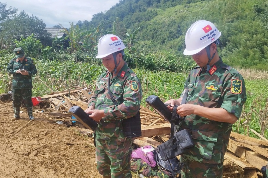 Lực lượng vũ trang Quân khu 1 đưa thiết bị dò tìm hiện đại để tìm kiếm các nạn nhân bị vùi lấp sau vụ sạt lở.