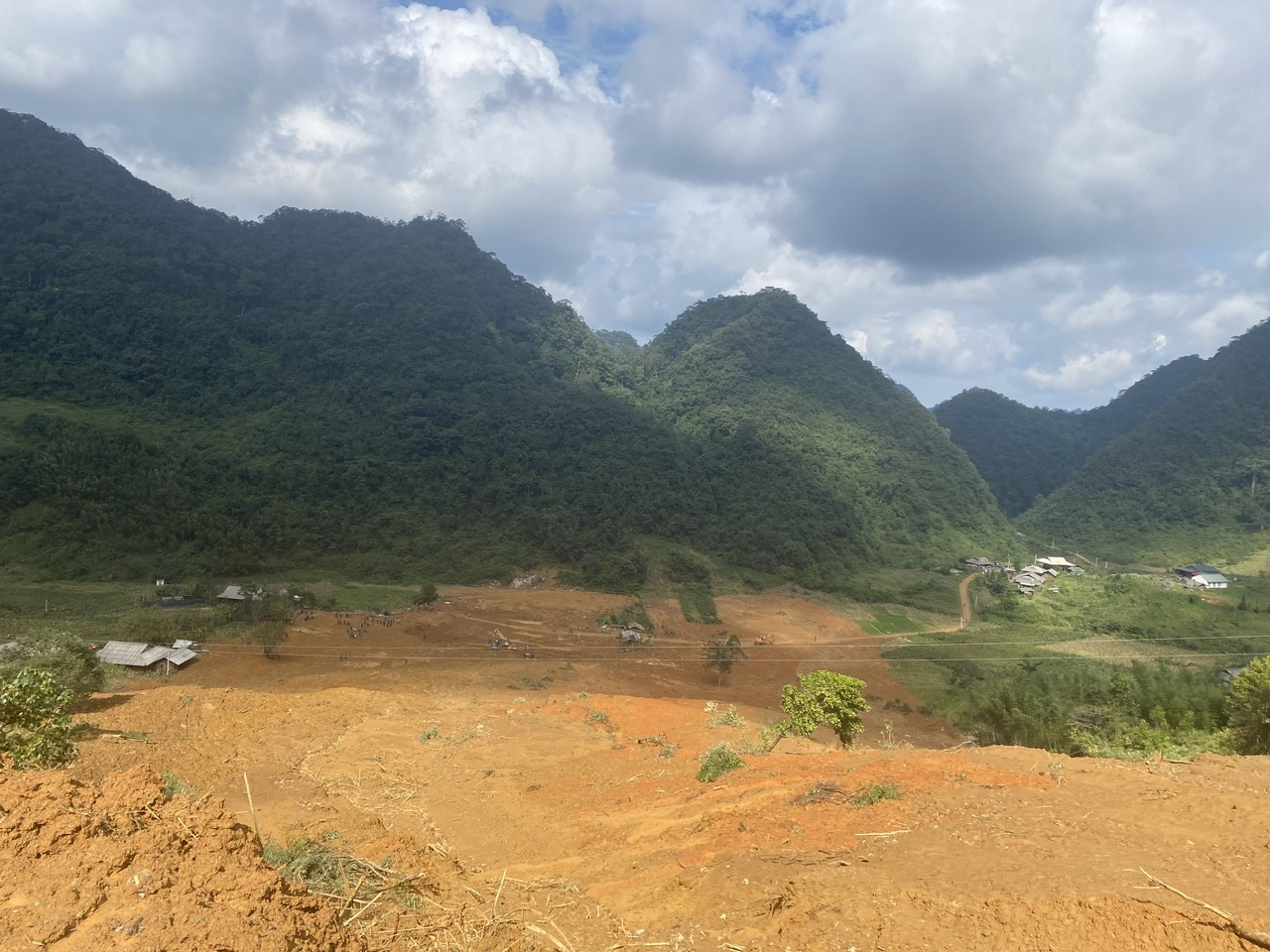 Mưa lũ, sạt lở đã phá hủy hoàn toàn 27 ngôi nhà (trong đó xóm Lũng Lỳ có 6 nhà); 79 ngôi nhà bị thiệt hại một phần; 305 hộ dân có nguy cơ sạt lở cao phải sơ tán khẩn cấp.