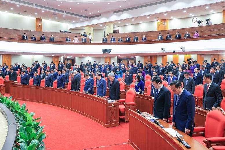 Lãnh đạo Đảng, Nhà nước và đại biểu dành một phút mặc niệm cán bộ, chiến sĩ, đồng bào bị tử nạn do cơn bão số 3 - Ảnh: VGP/Nhật Bắc