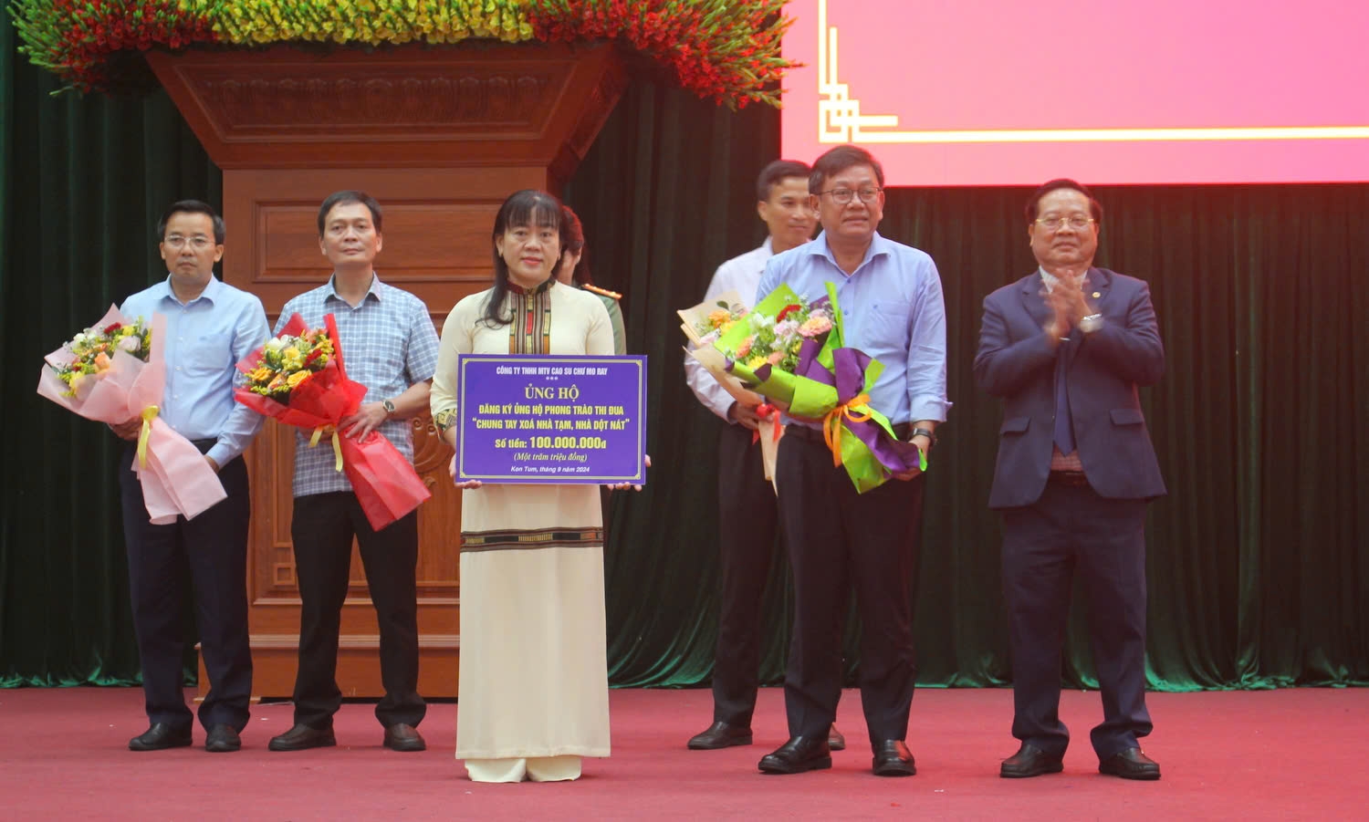 Các cơ quan, đơn vị ủng hộ Phong trào thi đua “Chung tay xoá nhà tạm, nhà dột nát”