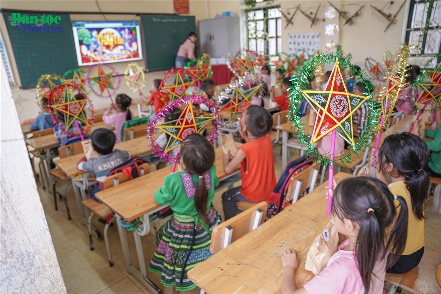 Các em học sinh vui trung thu và liên hoan tại lớp học