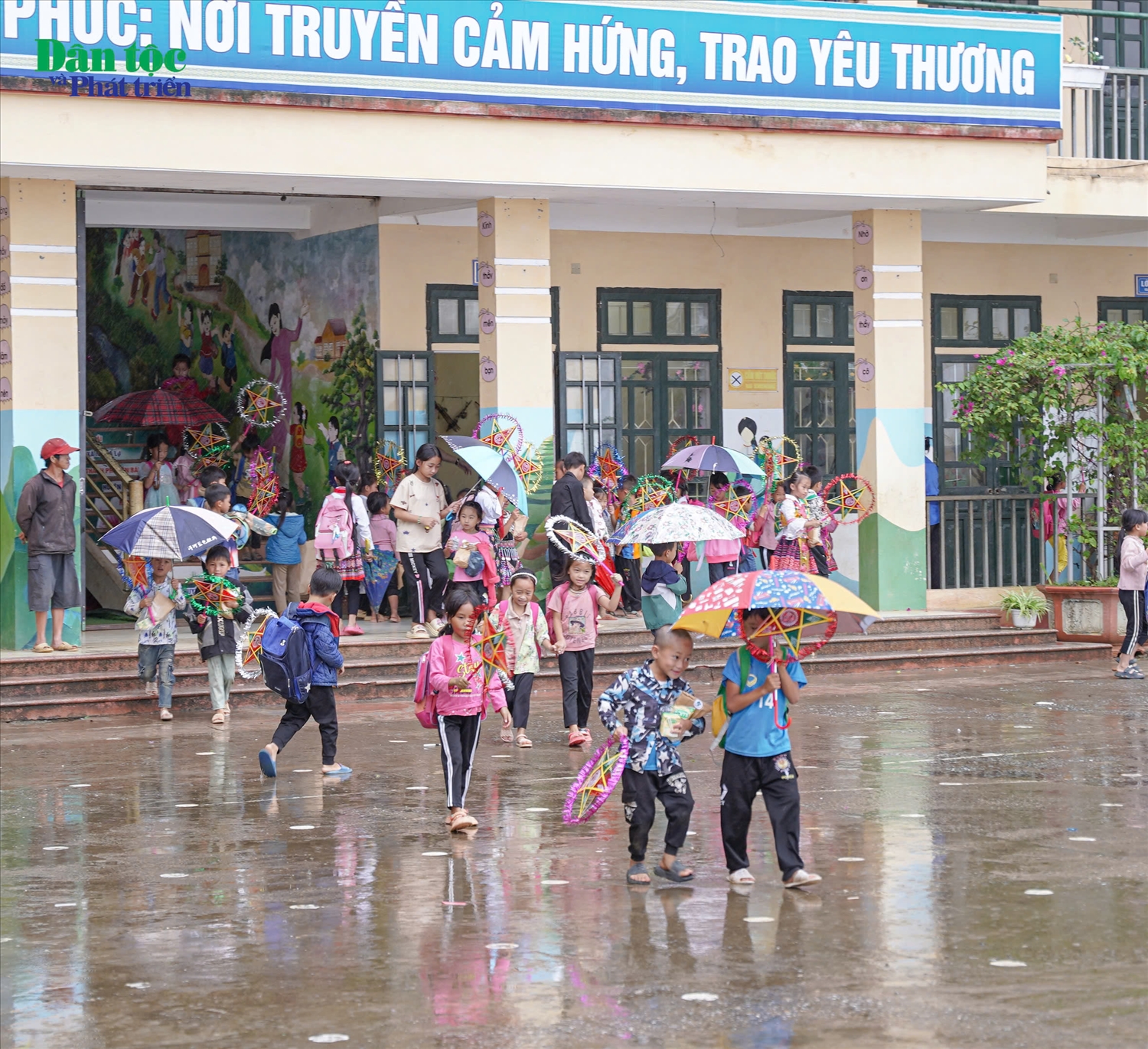 Những món quà nhỏ mang đến cho các em học sinh Suối Giàng thêm động lực để tiếp tục phấn đấu trong học tập