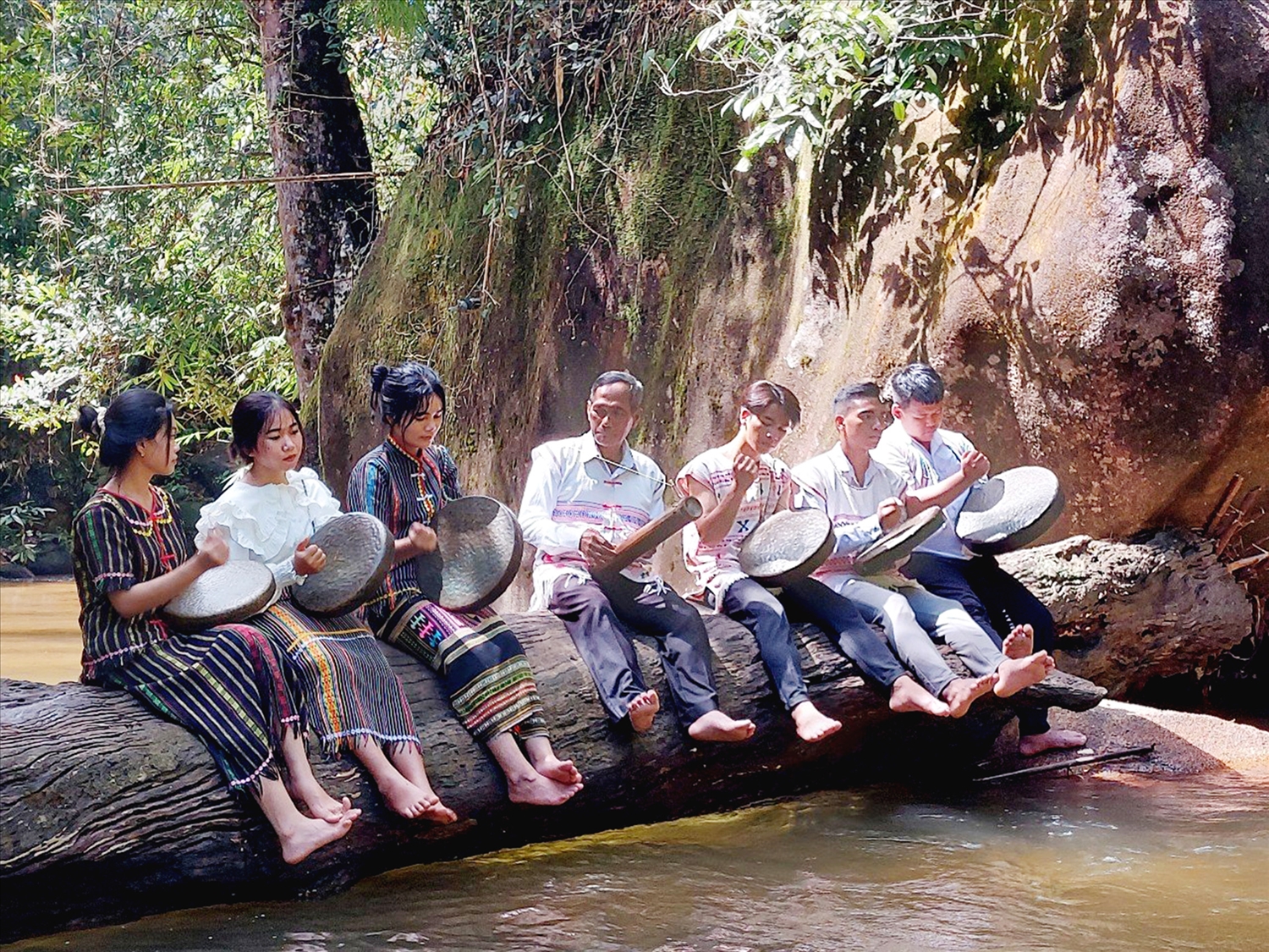 K’Thư và nhóm học sinh được nghệ nhân hướng dẫn tấu chiêng.