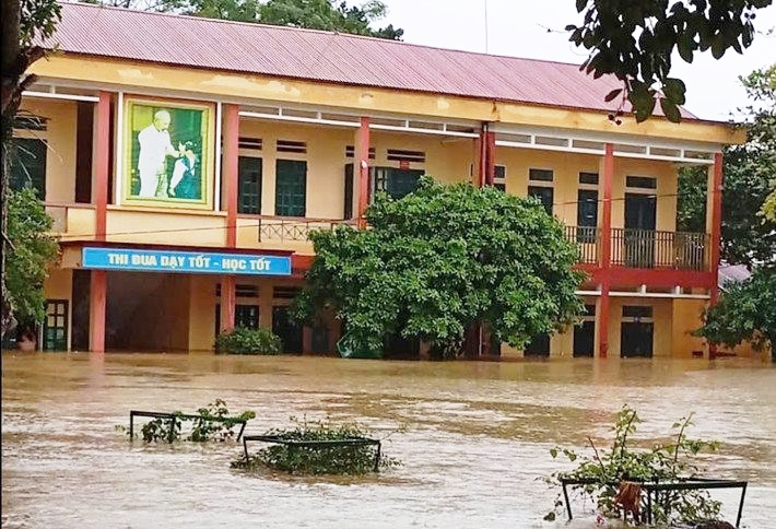 Nhiều trường học bị ngập sâu trong lũ, học sinh phải nghỉ học