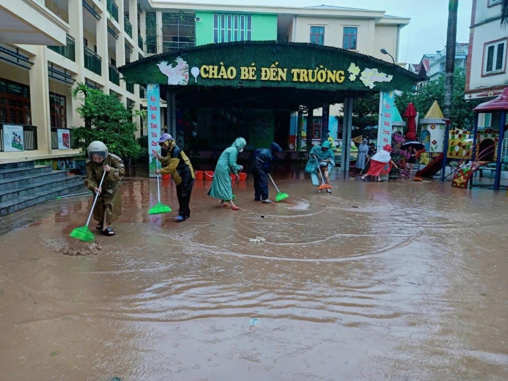 Cán bộ, giáo viên Trường Mầm non Hoa Hồng (thị trấn Tiên Yên) khắc phục hậu quả sau bão