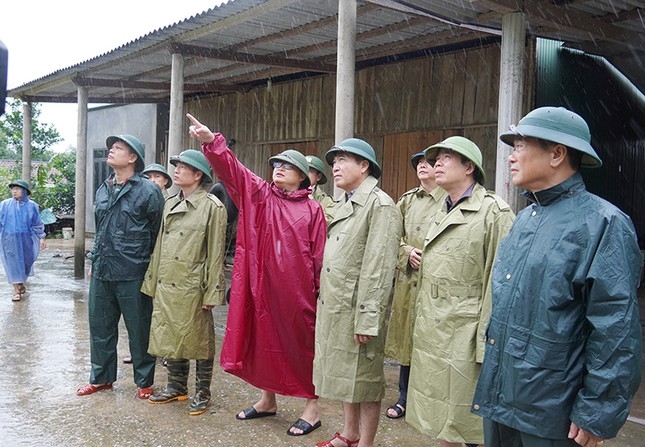 Ông Đoàn Ngọc Lâm (thứ 3 từ phải sang)- Phó Chủ tịch Thường trực UBND tỉnh Quảng Bình đi kiểm tra, chỉ đạo công tác ứng phó với bão số 4 ở hai huyện miền núi Minh Hóa và Tuyên Hóa