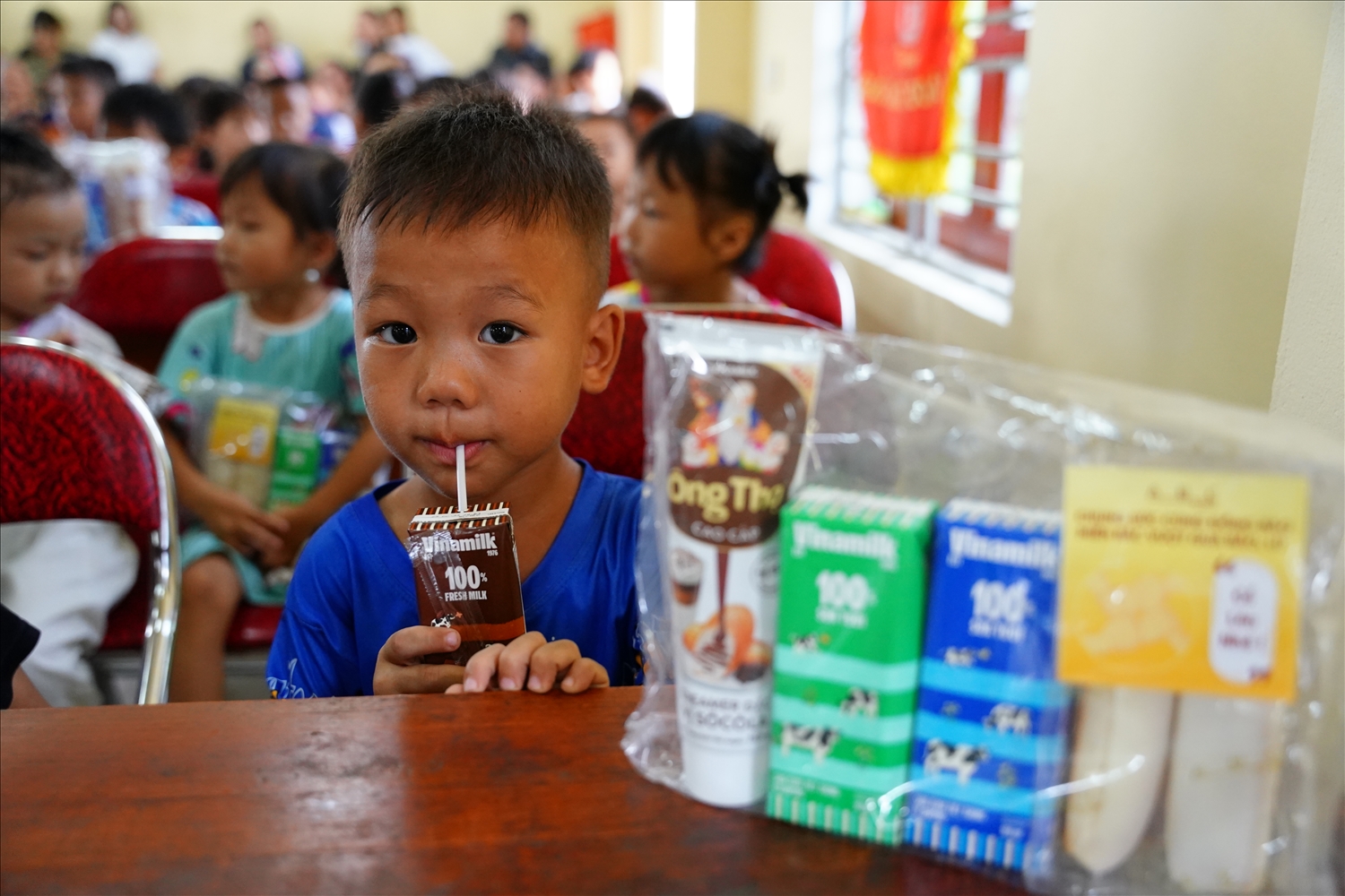 Sữa là nguồn dinh dưỡng quý giá cho trẻ em vùng khó khăn, đặc biệt sau bão lũ