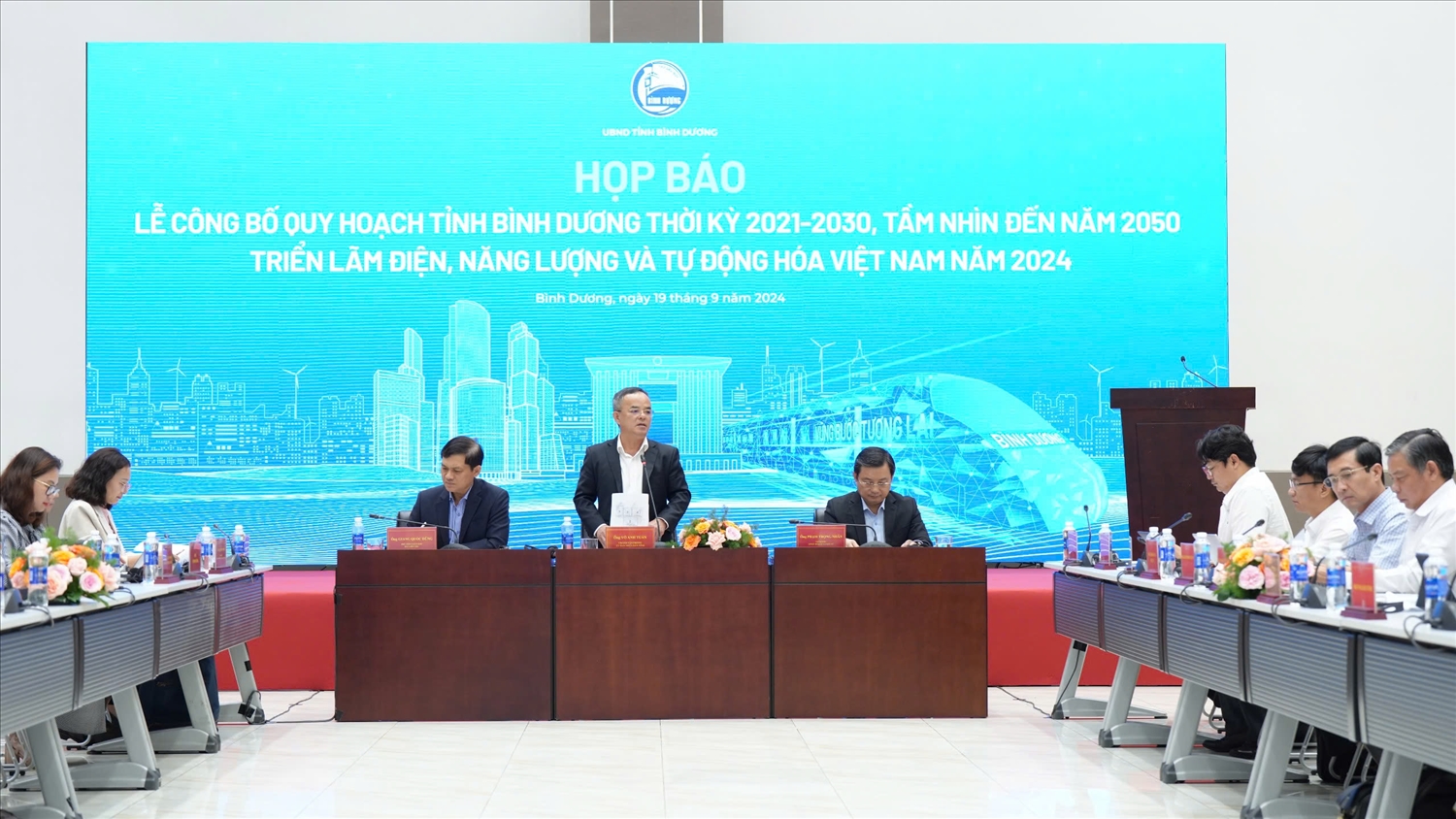 Quanh cảnh buổi họp báo